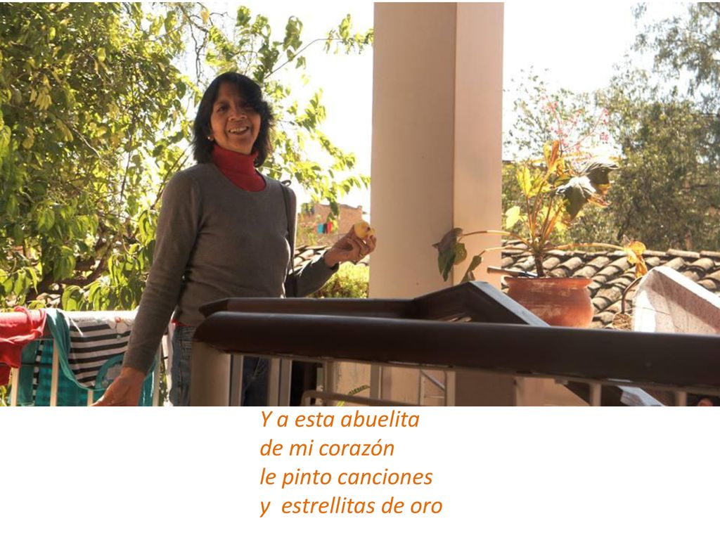 Y a esta abuelita de mi corazón le pinto canciones y estrellitas de oro