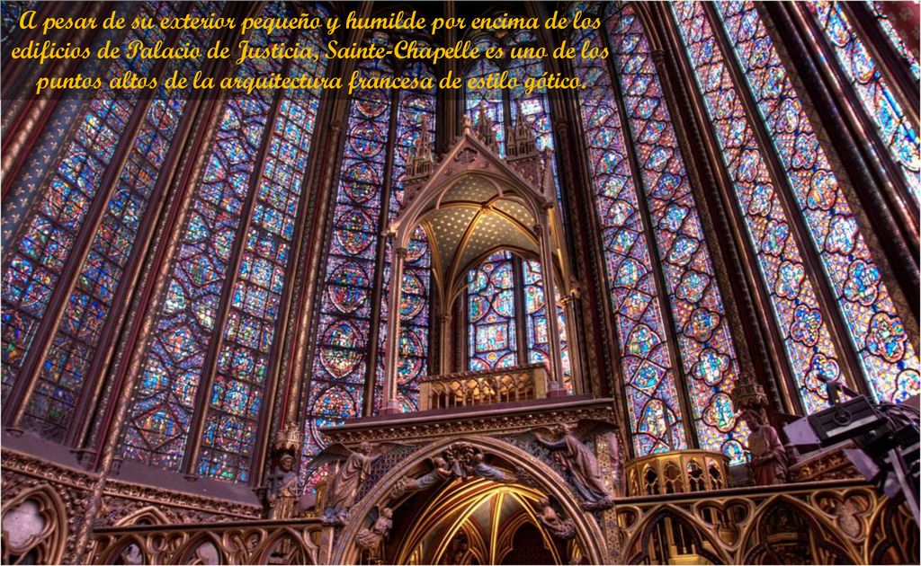 A pesar de su exterior pequeño y humilde por encima de los edificios de Palacio de Justicia, Sainte-Chapelle es uno de los puntos altos de la arquitectura francesa de estilo gótico.