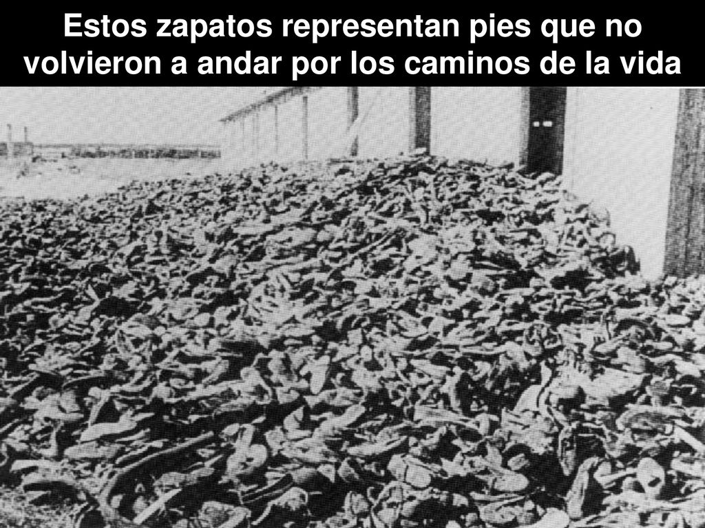 Estos zapatos representan pies que no volvieron a andar por los caminos de la vida
