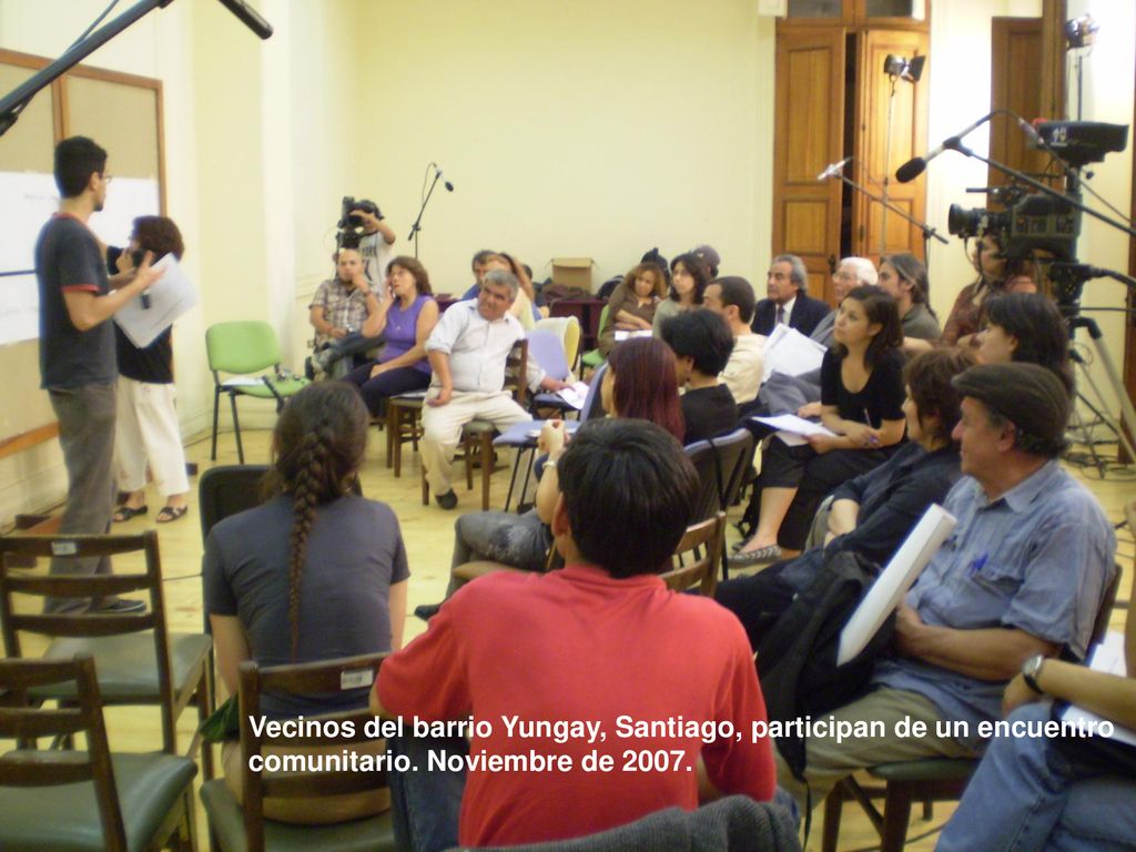 Vecinos del barrio Yungay, Santiago, participan de un encuentro comunitario. Noviembre de 2007.