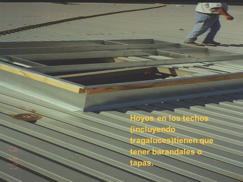 Hoyos en los techos (incluyendo tragaluces)tienen que tener barandales o tapas.