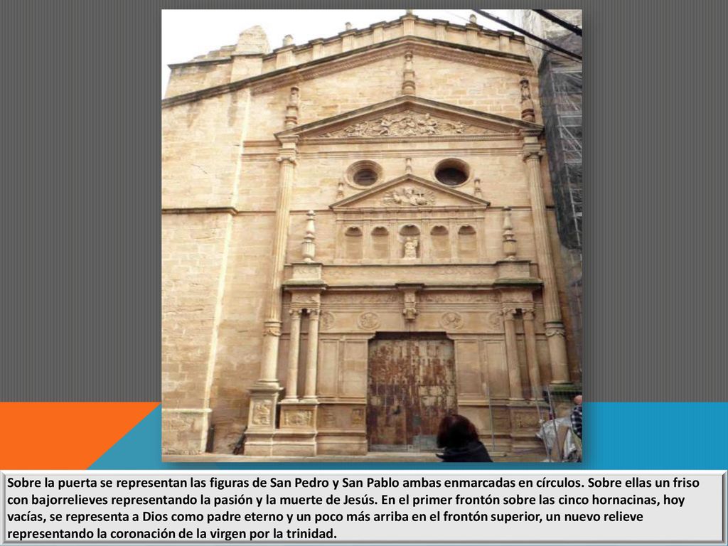 Sobre la puerta se representan las figuras de San Pedro y San Pablo ambas enmarcadas en círculos.