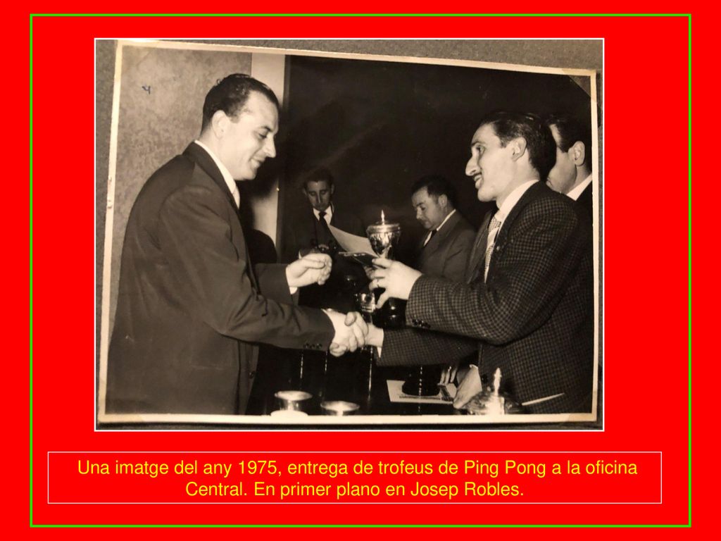 Una imatge del any 1975, entrega de trofeus de Ping Pong a la oficina Central.