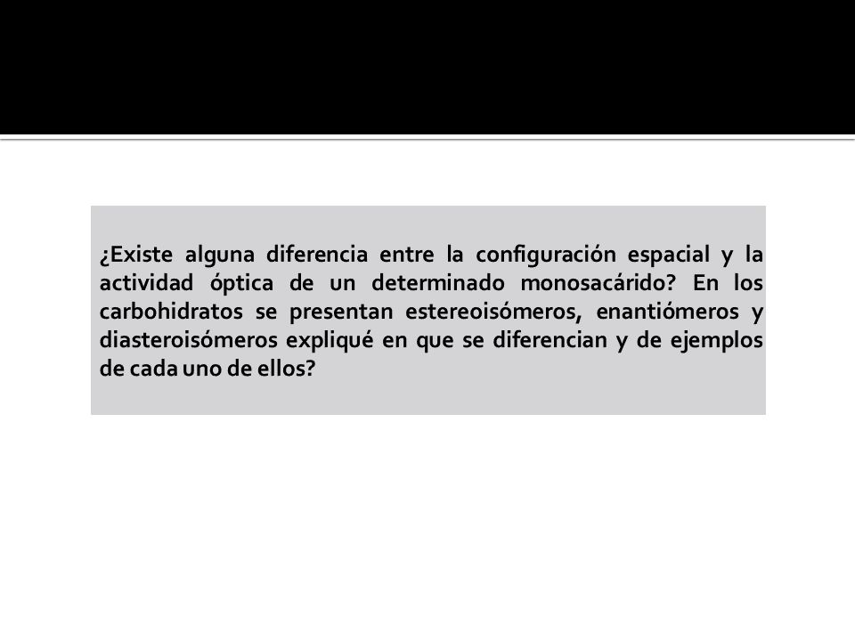 ¿Existe alguna diferencia entre la configuración espacial y la actividad óptica de un determinado monosacárido.