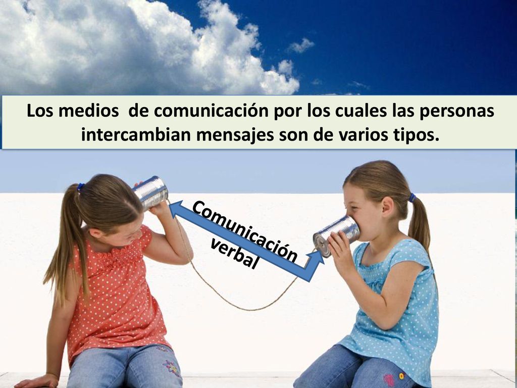 Los medios de comunicación por los cuales las personas intercambian mensajes son de varios tipos.