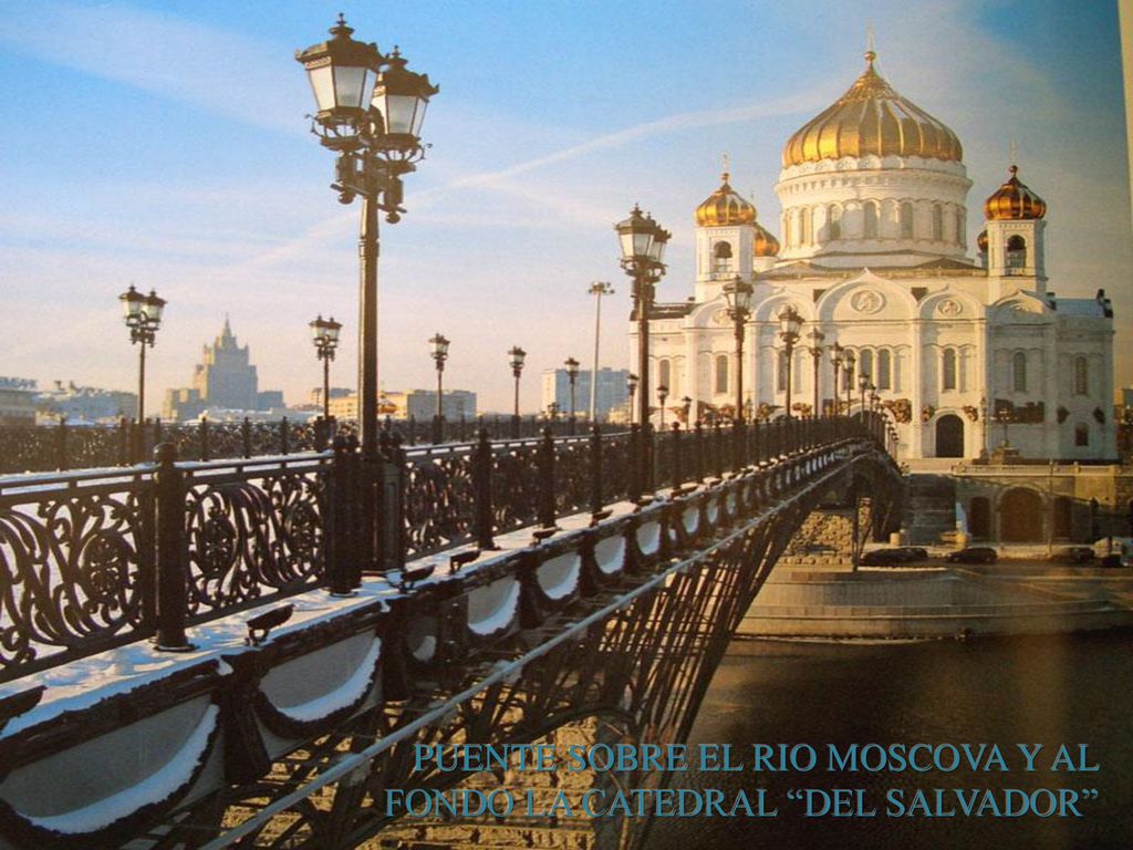 PUENTE SOBRE EL RIO MOSCOVA Y AL FONDO LA CATEDRAL DEL SALVADOR