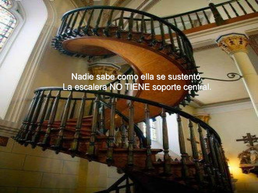 Nadie sabe como ella se sustentó. La escalera NO TIENE soporte central.