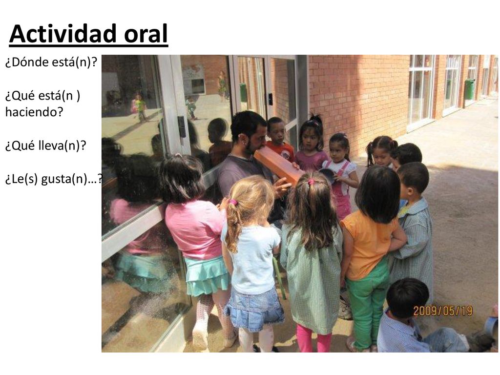 Actividad oral ¿Dónde está(n) ¿Qué está(n ) haciendo ¿Qué lleva(n)
