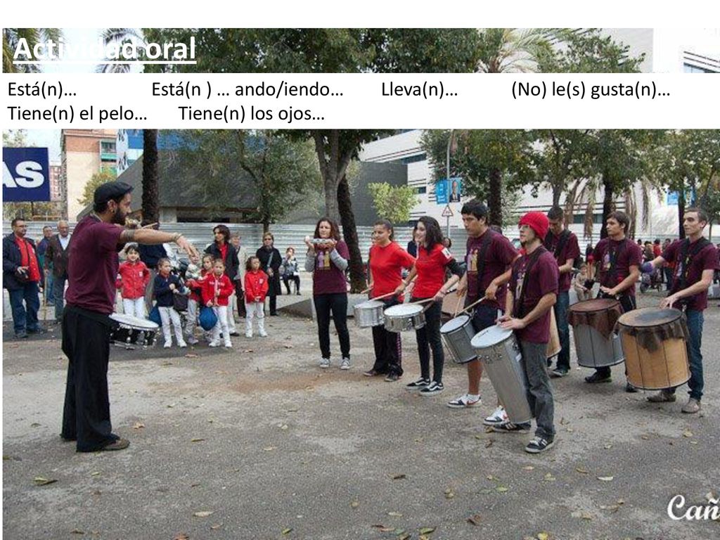 Actividad oral Está(n)… Está(n ) … ando/iendo… Lleva(n)… (No) le(s) gusta(n)… Tiene(n) el pelo… Tiene(n) los ojos…