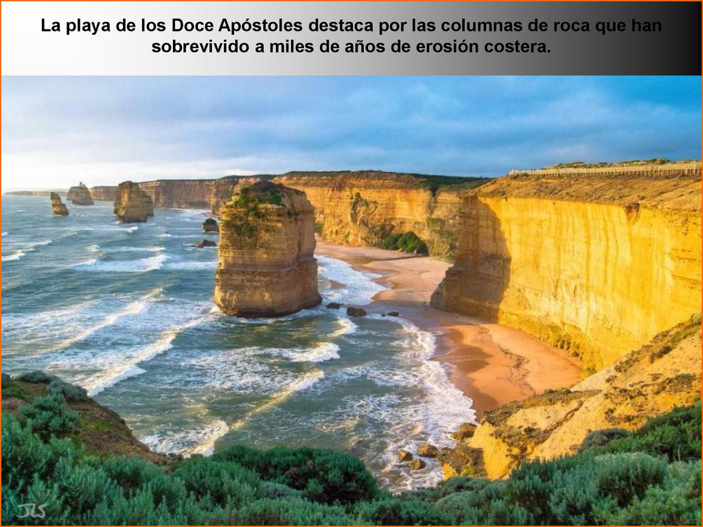 La playa de los Doce Apóstoles destaca por las columnas de roca que han sobrevivido a miles de años de erosión costera.