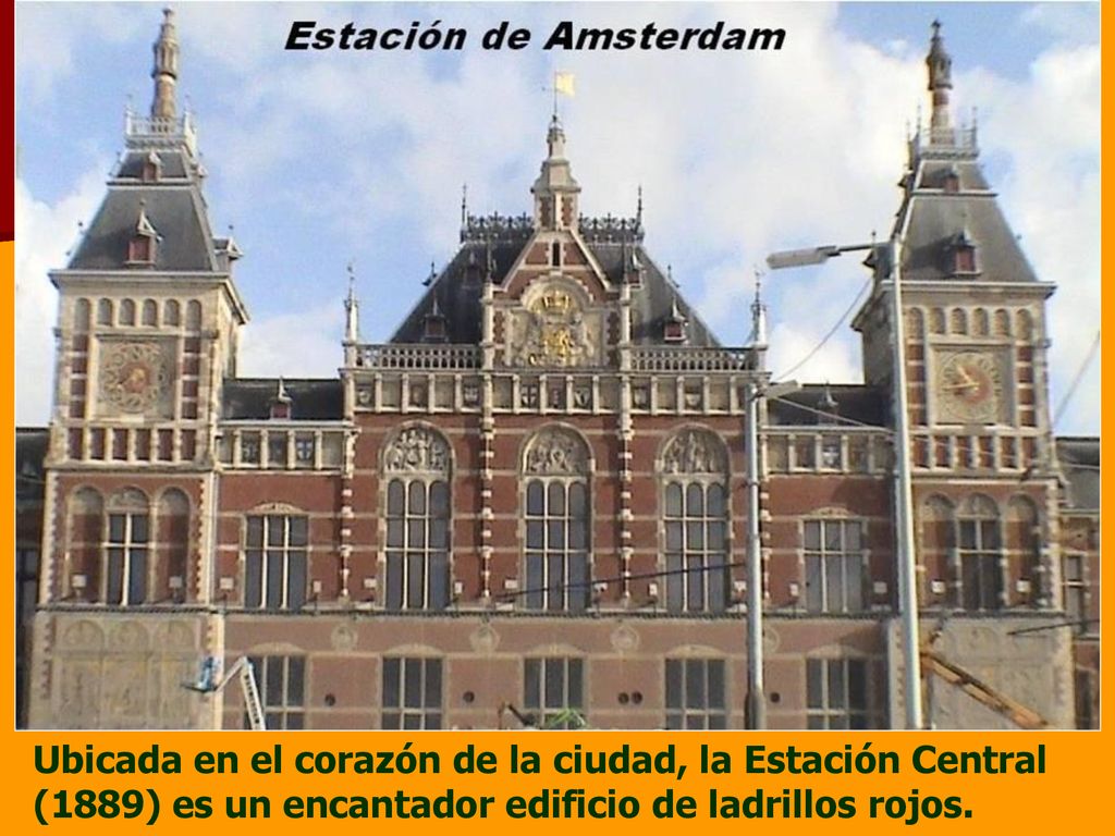 Ubicada en el corazón de la ciudad, la Estación Central (1889) es un encantador edificio de ladrillos rojos.
