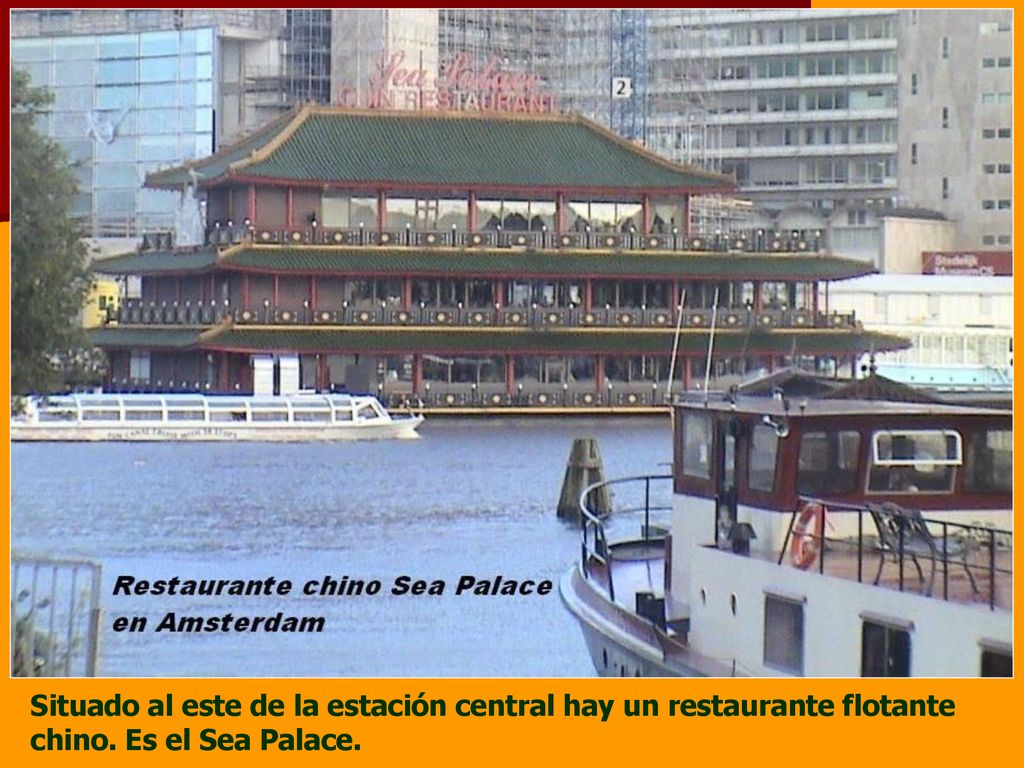 Situado al este de la estación central hay un restaurante flotante chino. Es el Sea Palace.