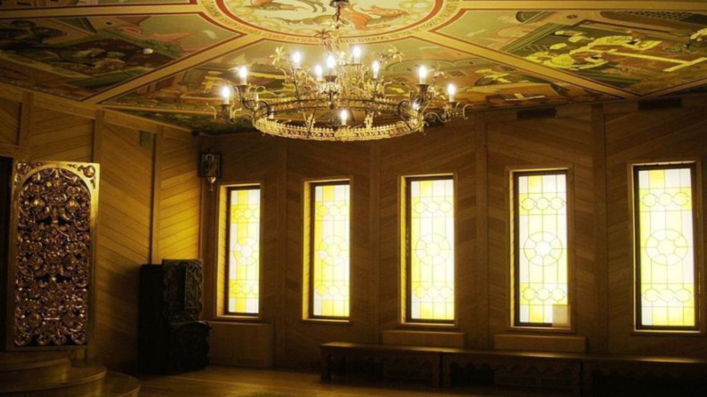 El Palacio Moderno se ha dividido en dos partes: el hombre y la mujer ,no es totalmente madera en contraposición a su diseño original.y la orientación del nuevo palacio gira alrededor de su eje vertical
