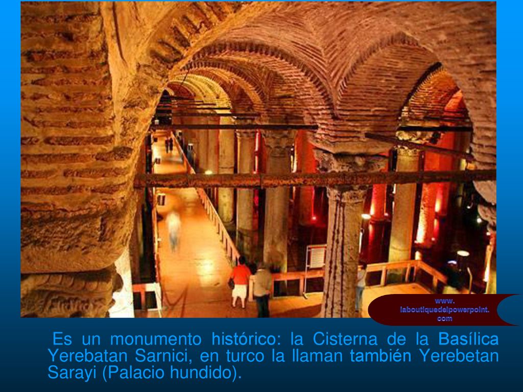 Es un monumento histórico: la Cisterna de la Basílica Yerebatan Sarnici, en turco la llaman también Yerebetan Sarayi (Palacio hundido).