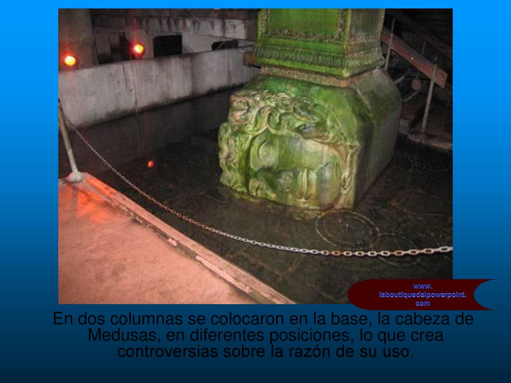 En dos columnas se colocaron en la base, la cabeza de Medusas, en diferentes posiciones, lo que crea controversias sobre la razón de su uso.