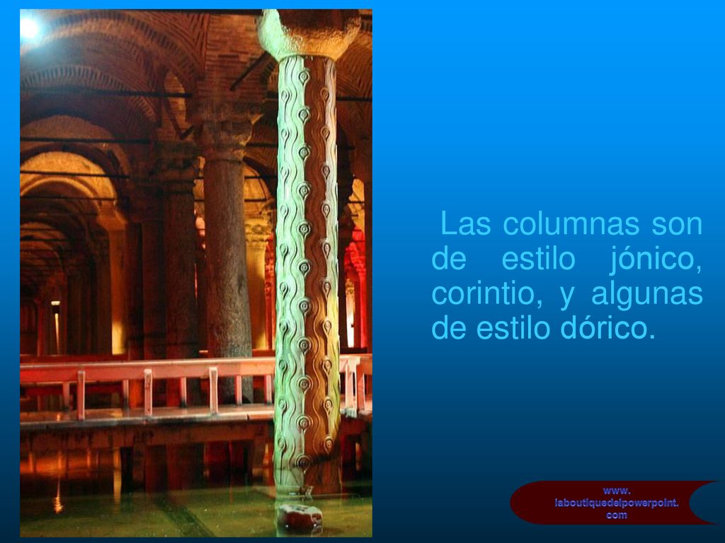 Las columnas son de estilo jónico, corintio, y algunas de estilo dórico.