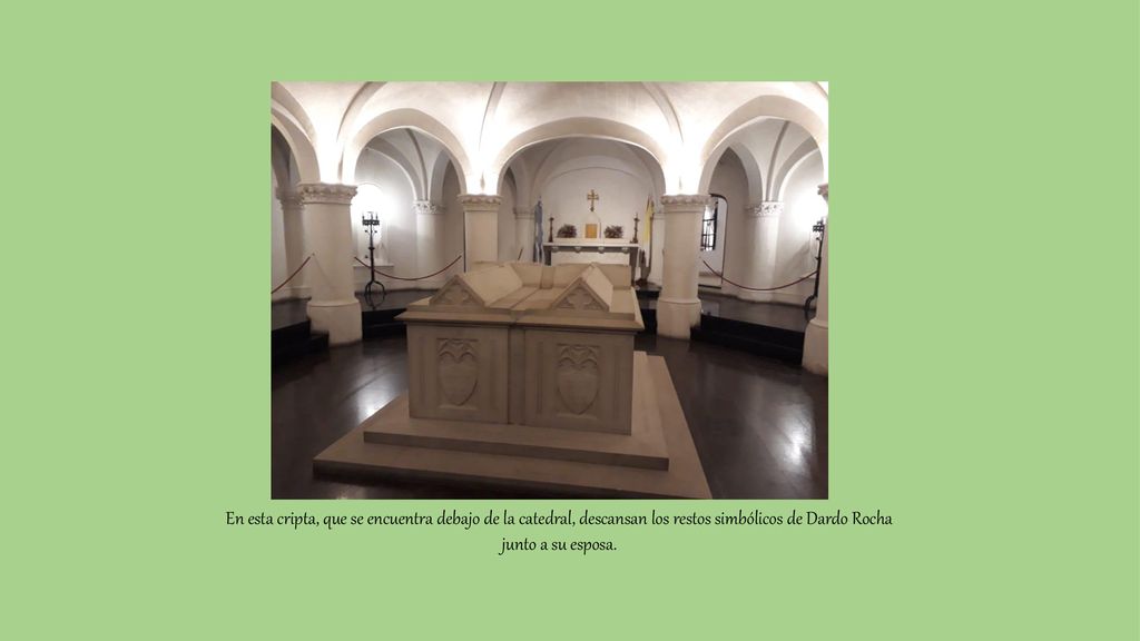 En esta cripta, que se encuentra debajo de la catedral, descansan los restos simbólicos de Dardo Rocha junto a su esposa.