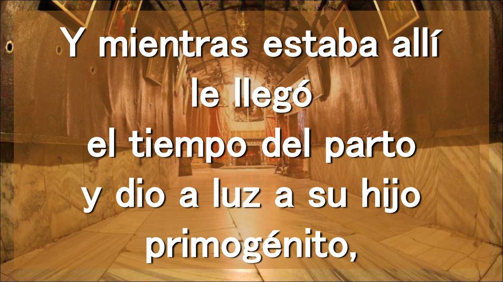 Y mientras estaba allí le llegó el tiempo del parto y dio a luz a su hijo primogénito,