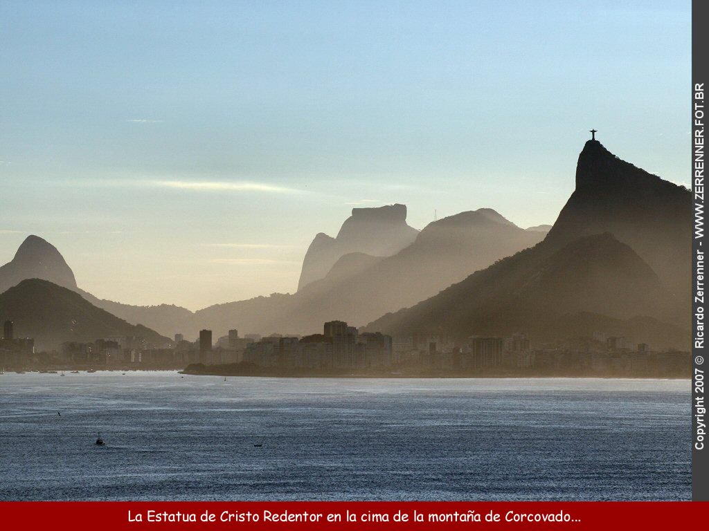 La Estatua de Cristo Redentor en la cima de la montaña de Corcovado...