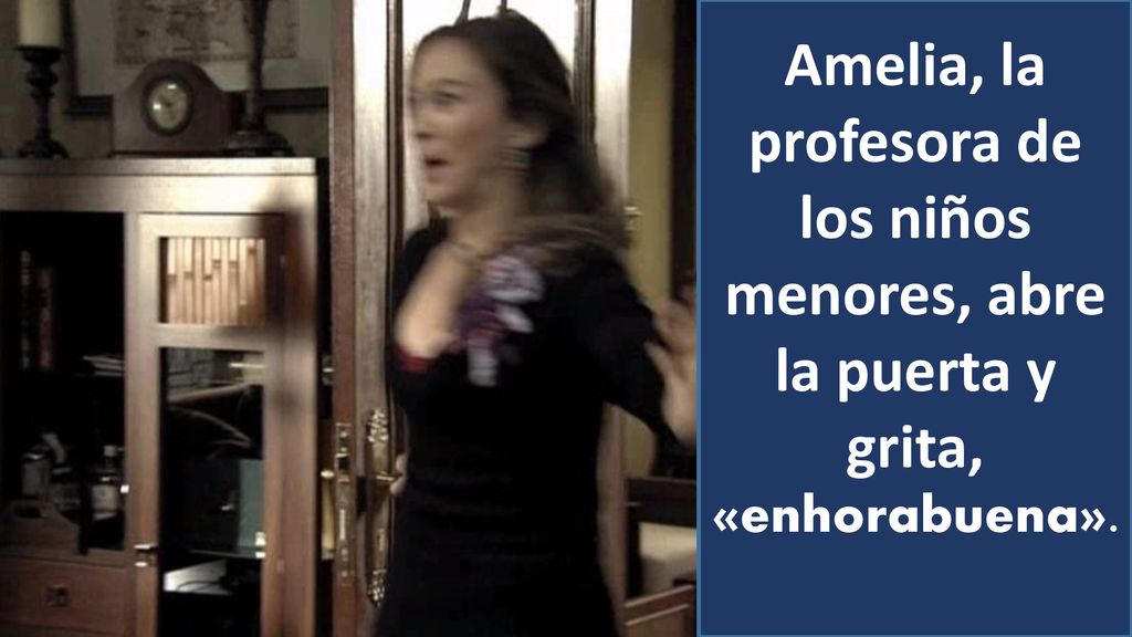 Amelia, la profesora de los niños menores, abre la puerta y grita, «enhorabuena».