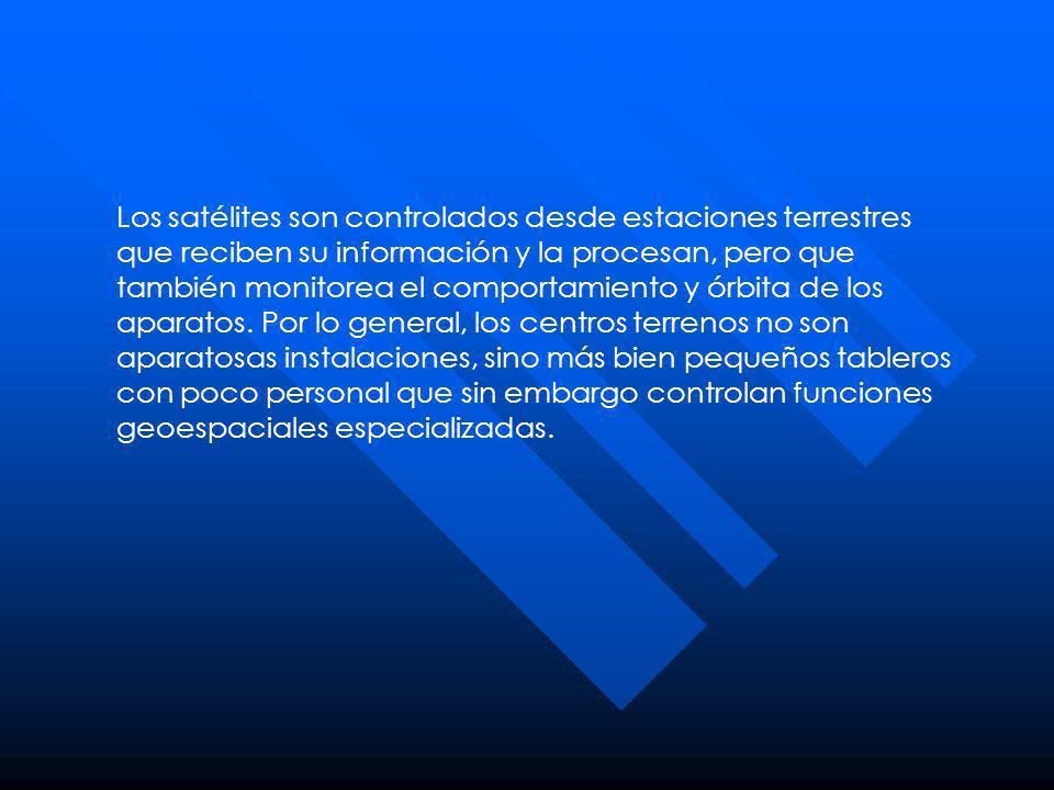 Los satélites son controlados desde estaciones terrestres que reciben su información y la procesan, pero que también monitorea el comportamiento y órbita de los aparatos.