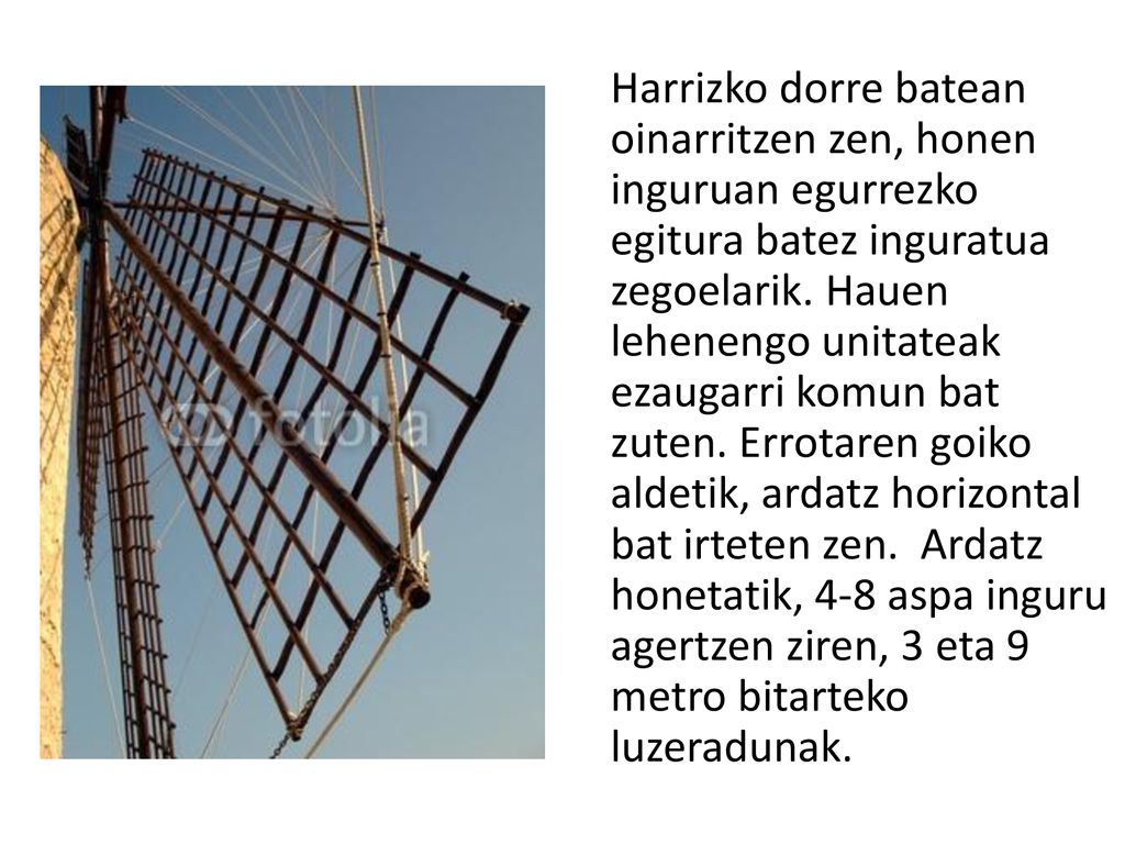 Harrizko dorre batean oinarritzen zen, honen inguruan egurrezko egitura batez inguratua zegoelarik.