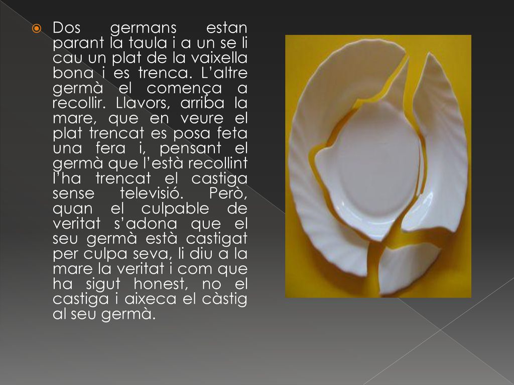 Dos germans estan parant la taula i a un se li cau un plat de la vaixella bona i es trenca.