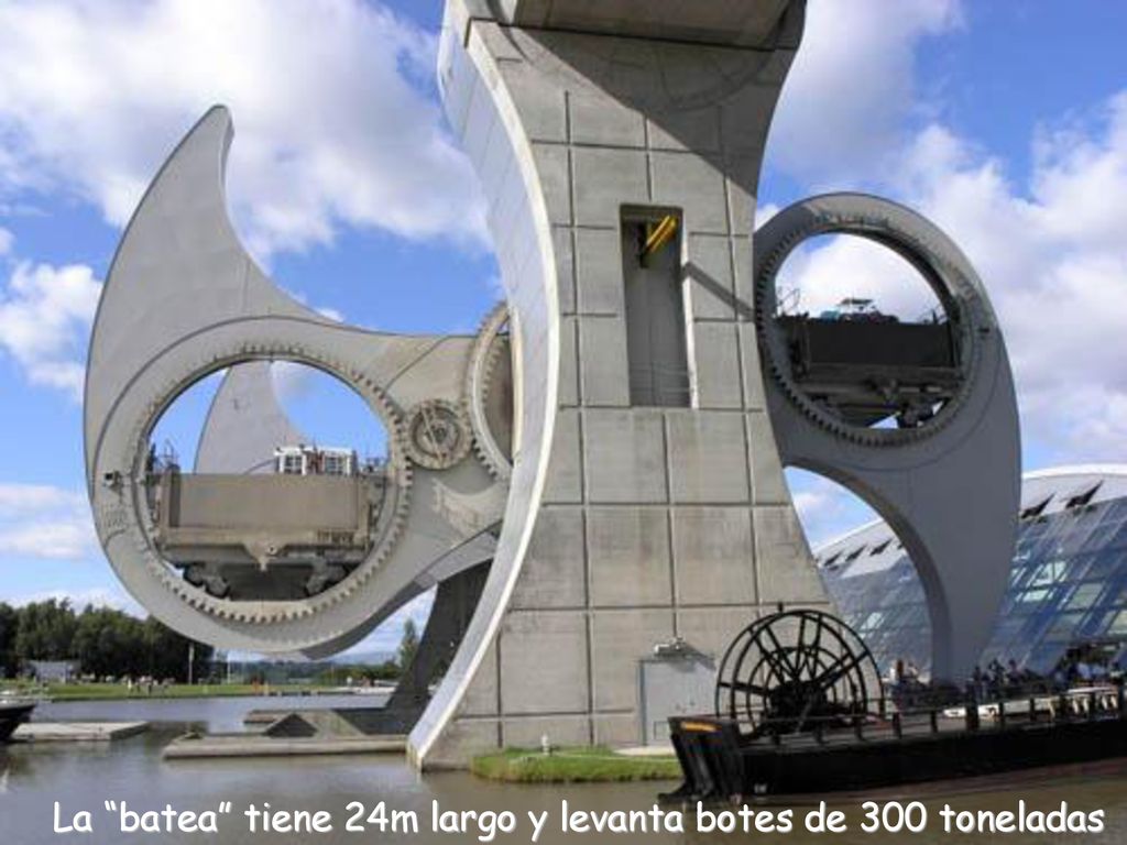 La batea tiene 24m largo y levanta botes de 300 toneladas