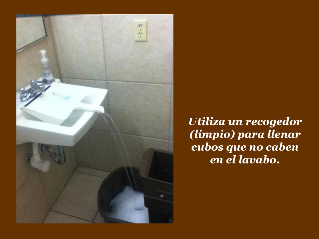 Utiliza un recogedor (limpio) para llenar cubos que no caben en el lavabo.