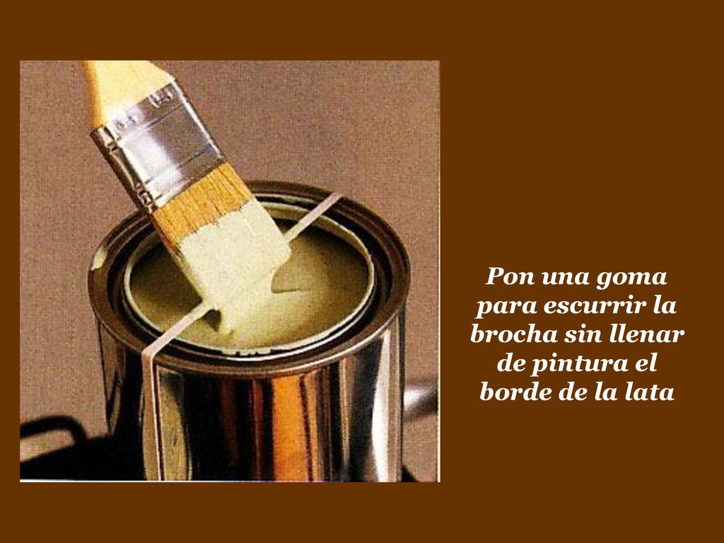 Pon una goma para escurrir la brocha sin llenar de pintura el borde de la lata