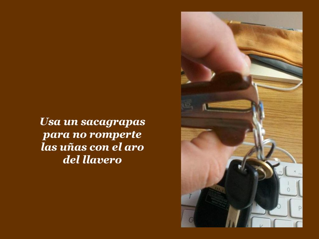 Usa un sacagrapas para no romperte las uñas con el aro del llavero
