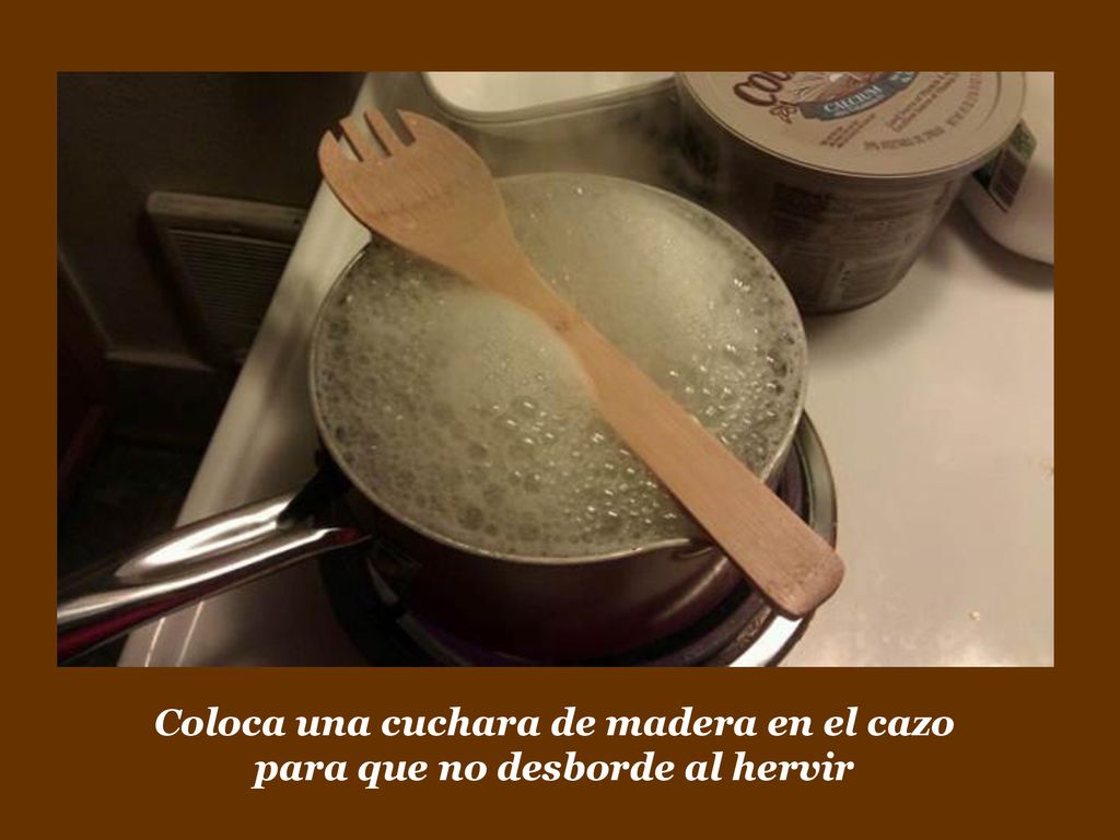 Coloca una cuchara de madera en el cazo para que no desborde al hervir