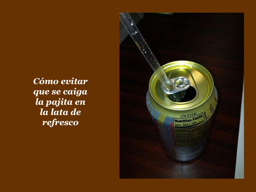 Cómo evitar que se caiga la pajita en la lata de refresco