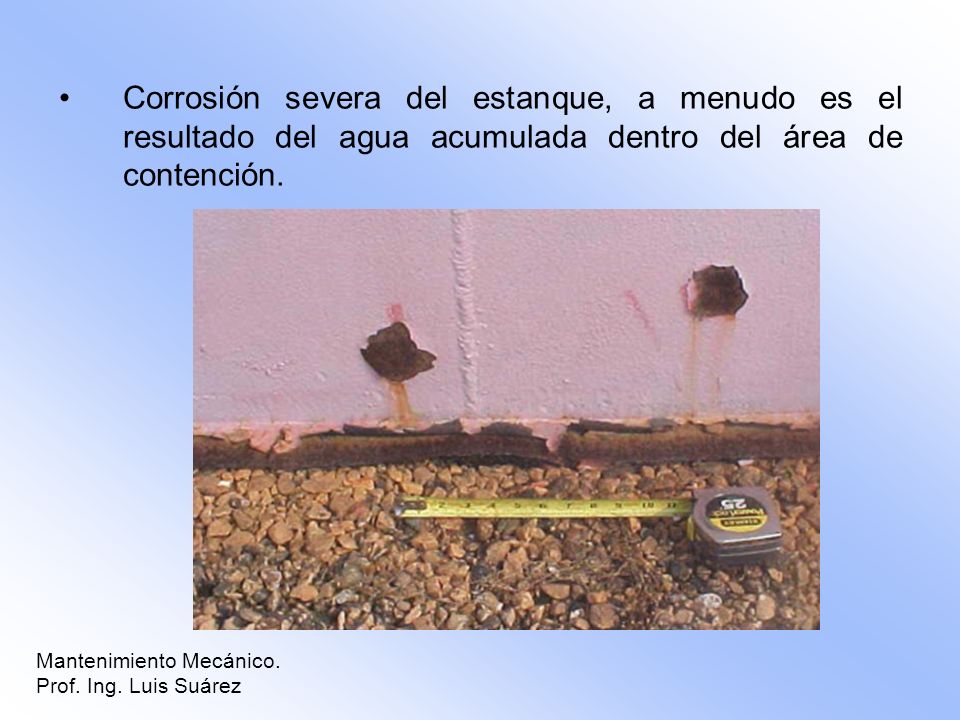Corrosión severa del estanque, a menudo es el resultado del agua acumulada dentro del área de contención.