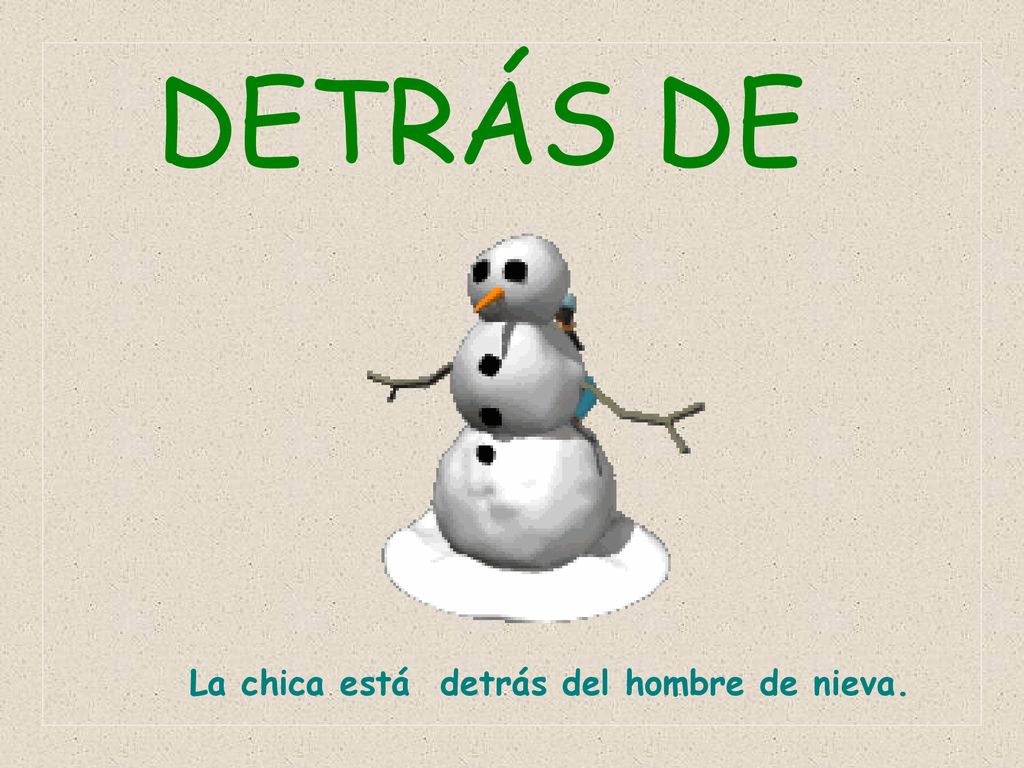 DETRÁS DE La chica está detrás del hombre de nieva.