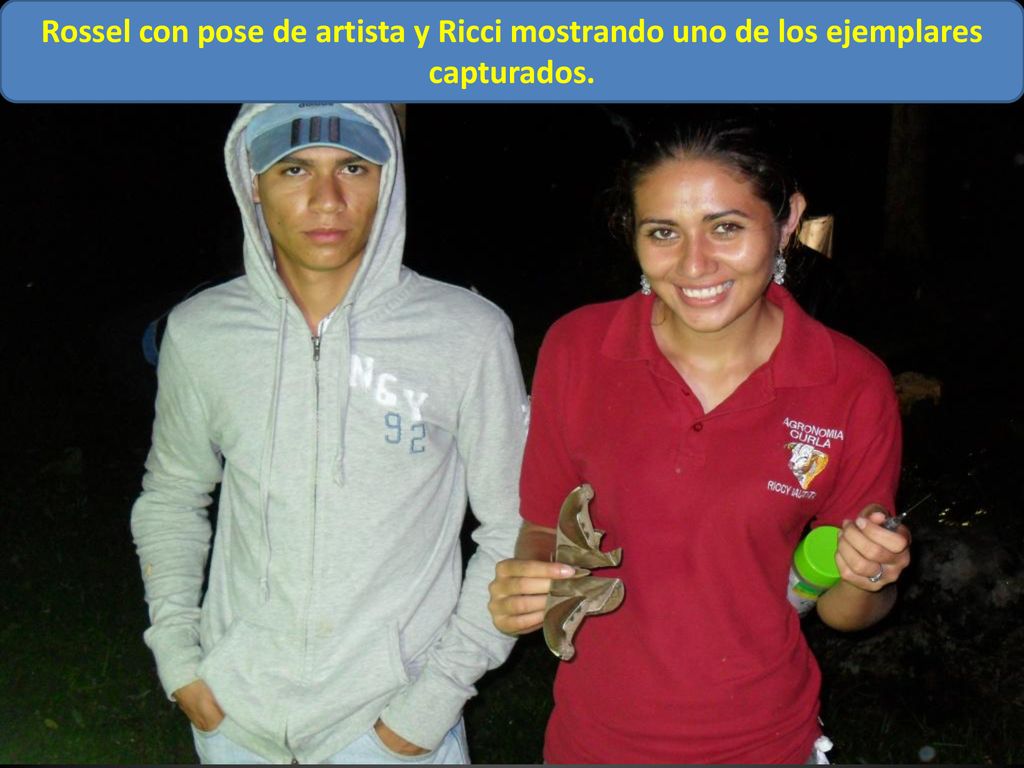 Rossel con pose de artista y Ricci mostrando uno de los ejemplares capturados.