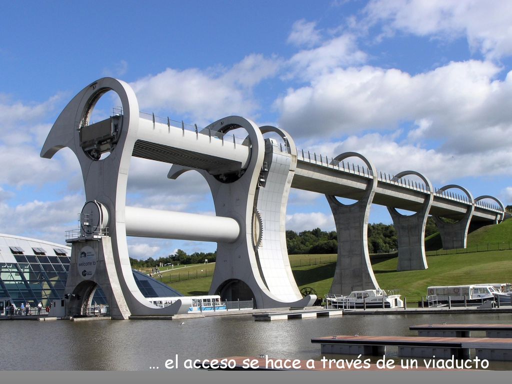… el acceso se hace a través de un viaducto