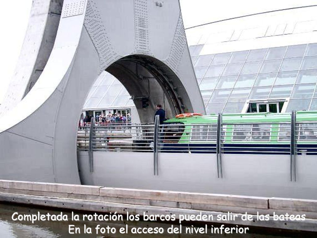 Completada la rotación los barcos pueden salir de las bateas En la foto el acceso del nivel inferior