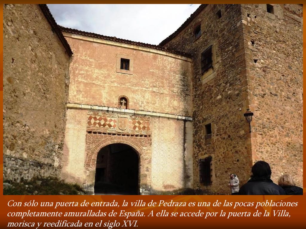Con sólo una puerta de entrada, la villa de Pedraza es una de las pocas poblaciones completamente amuralladas de España.