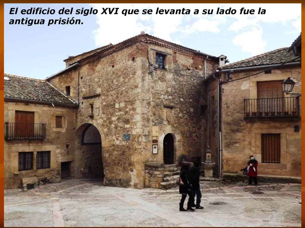 El edificio del siglo XVI que se levanta a su lado fue la antigua prisión.