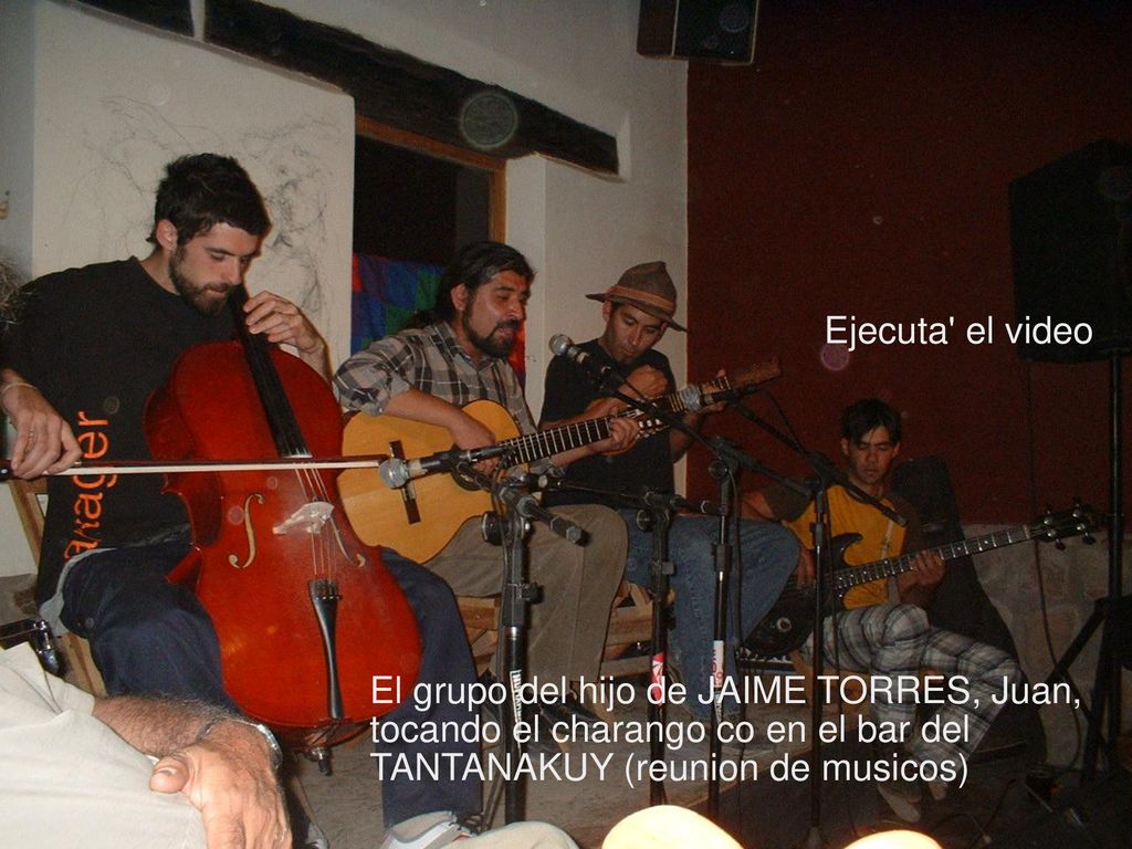 Ejecuta el video El grupo del hijo de JAIME TORRES, Juan, tocando el charango co en el bar del.