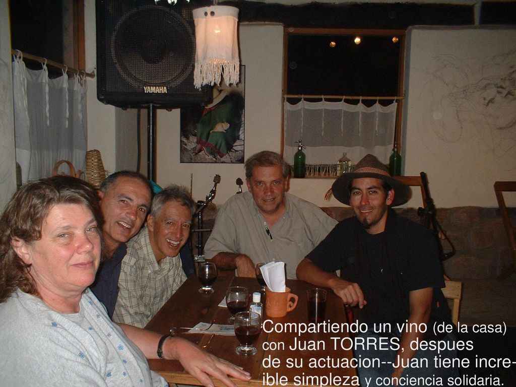 Compartiendo un vino (de la casa) de su actuacion--Juan tiene incre-