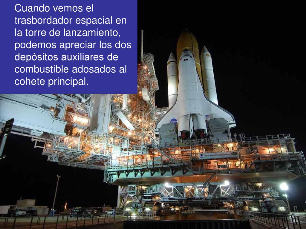 Cuando vemos el trasbordador espacial en la torre de lanzamiento, podemos apreciar los dos depósitos auxiliares de combustible adosados al cohete principal.