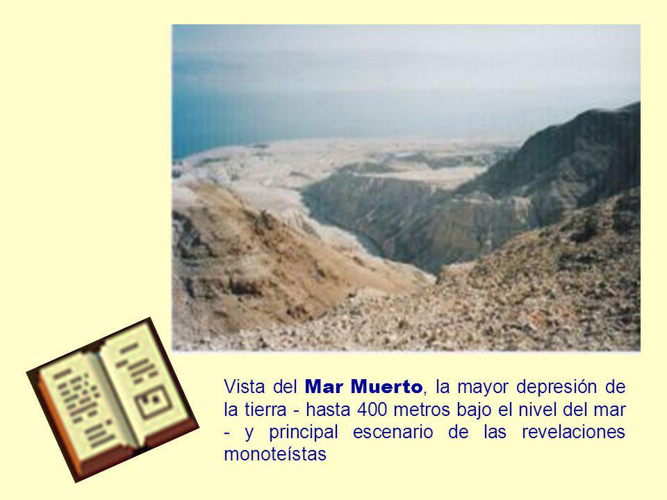 Vista del Mar Muerto, la mayor depresión de la tierra - hasta 400 metros bajo el nivel del mar - y principal escenario de las revelaciones monoteístas