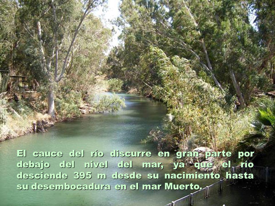 El cauce del río discurre en gran parte por debajo del nivel del mar, ya que el río desciende 395 m desde su nacimiento hasta su desembocadura en el mar Muerto.