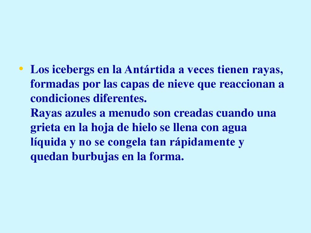 Los icebergs en la Antártida a veces tienen rayas, formadas por las capas de nieve que reaccionan a condiciones diferentes.