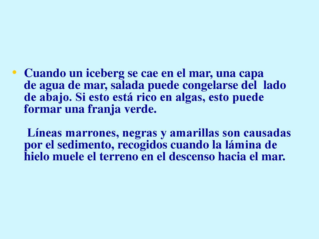 Cuando un iceberg se cae en el mar, una capa de agua de mar, salada puede congelarse del lado de abajo.