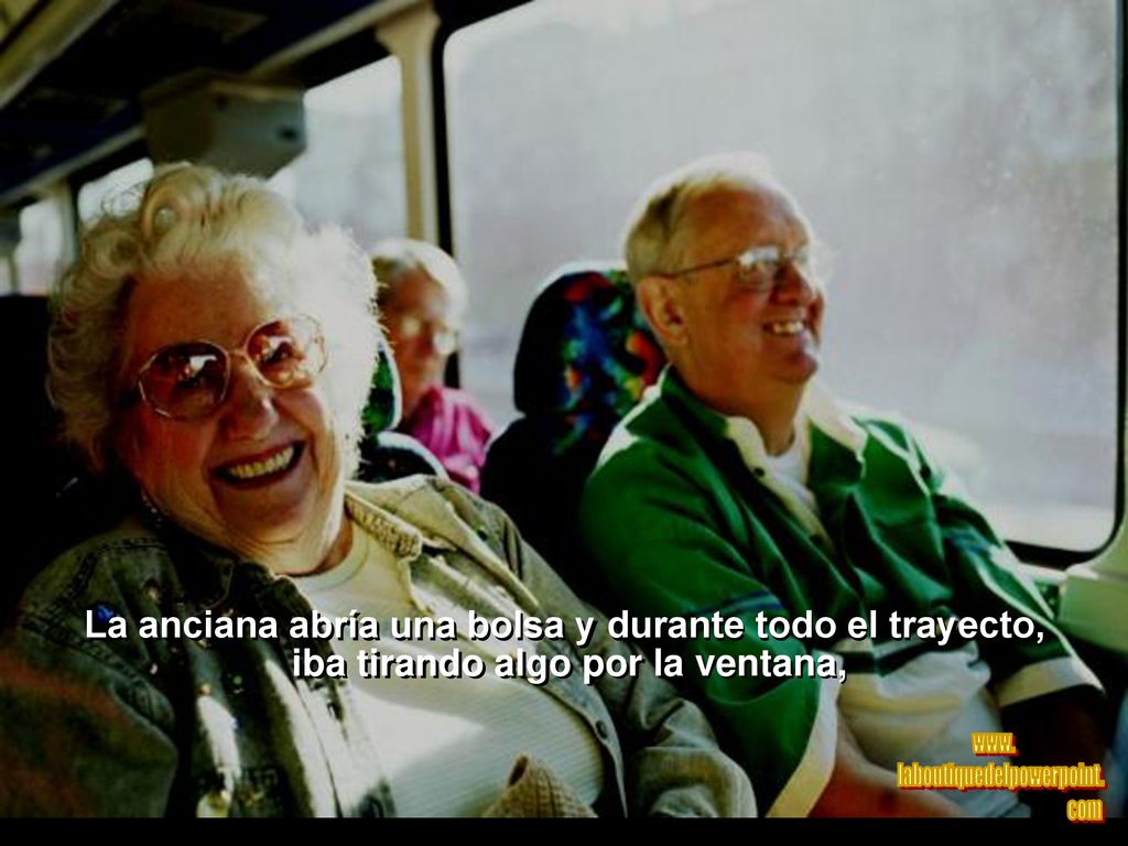 La anciana abría una bolsa y durante todo el trayecto,