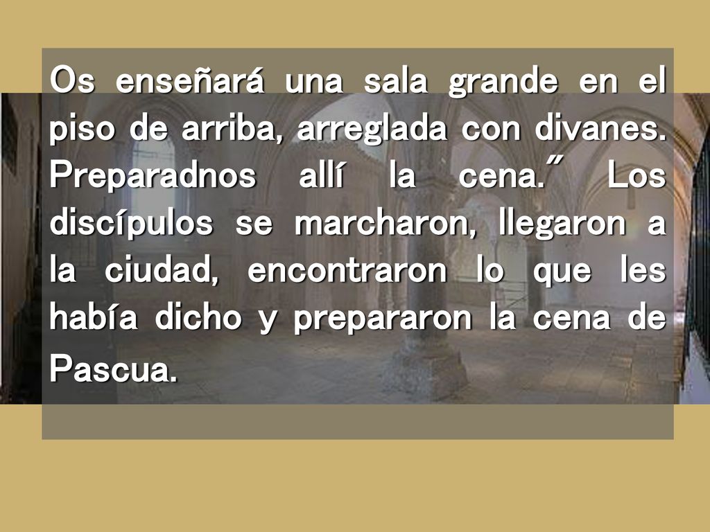 Os enseñará una sala grande en el piso de arriba, arreglada con divanes.
