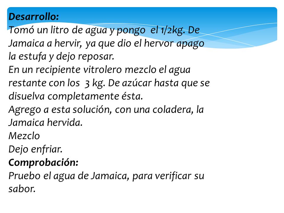 Agrego a esta solución, con una coladera, la Jamaica hervida. Mezclo